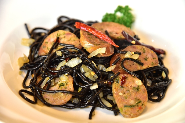 Squid Ink Spaghetti with Northeastern Sausage (155+ THB) (1)