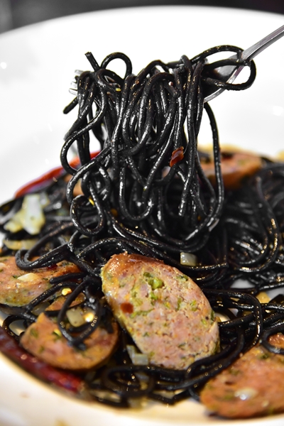 Squid Ink Spaghetti with Northeastern Sausage (155+ THB) (2)
