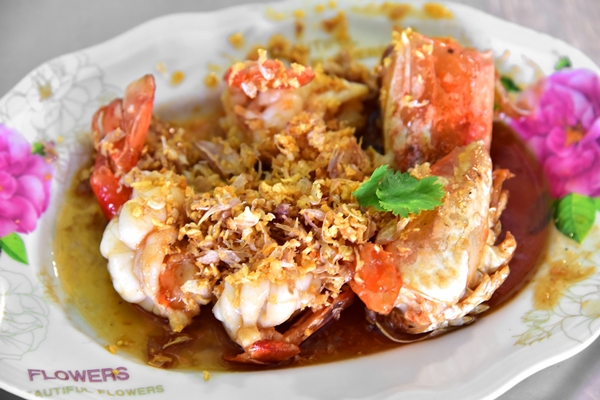 กุ้งทอดกระเทียมพริกไทย (400 THB) (1)