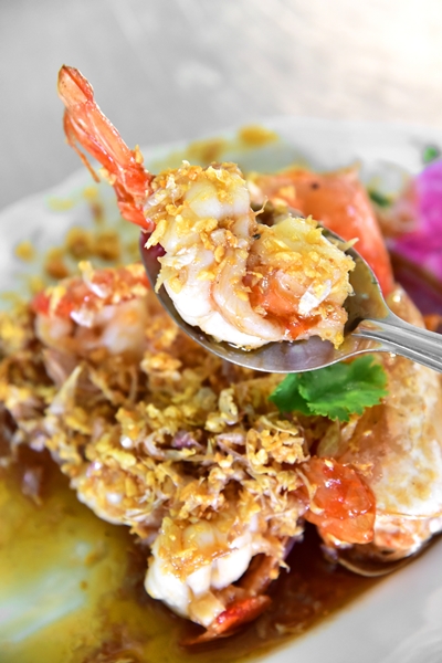 กุ้งทอดกระเทียมพริกไทย (400 THB) (2)