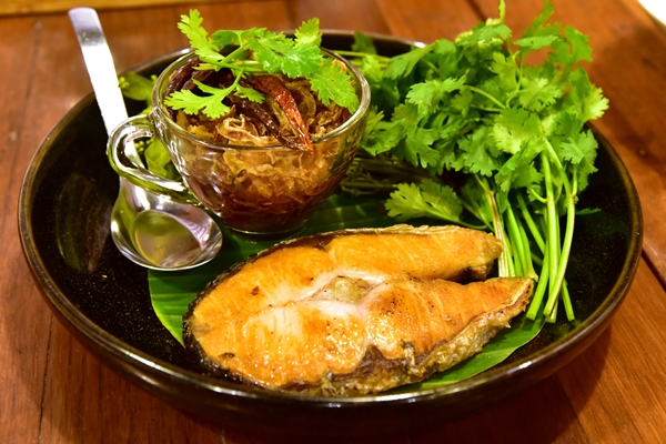 น้ำปลาหวาน ปลาแซลม่อนย่าง (360+ THB) (1)