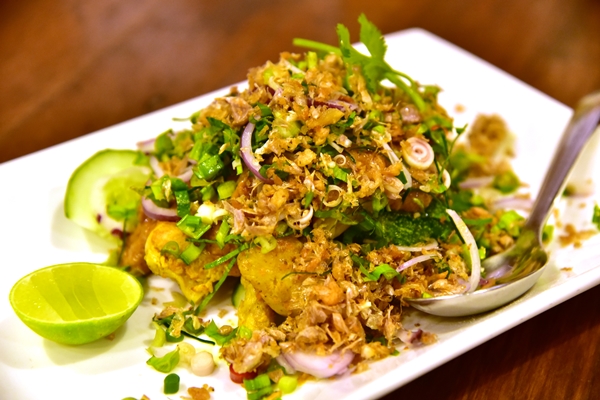 ยำไก่นุ่มซอสสะเต๊ะ (180+ THB) (1)