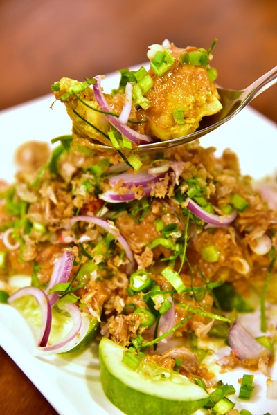 ยำไก่นุ่มซอสสะเต๊ะ (180+ THB) (2)