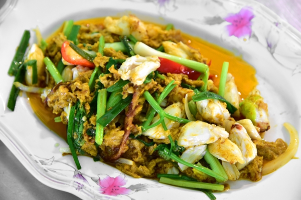 เนื้อปูผัดผงกะหรี่ (300 THB) (1)