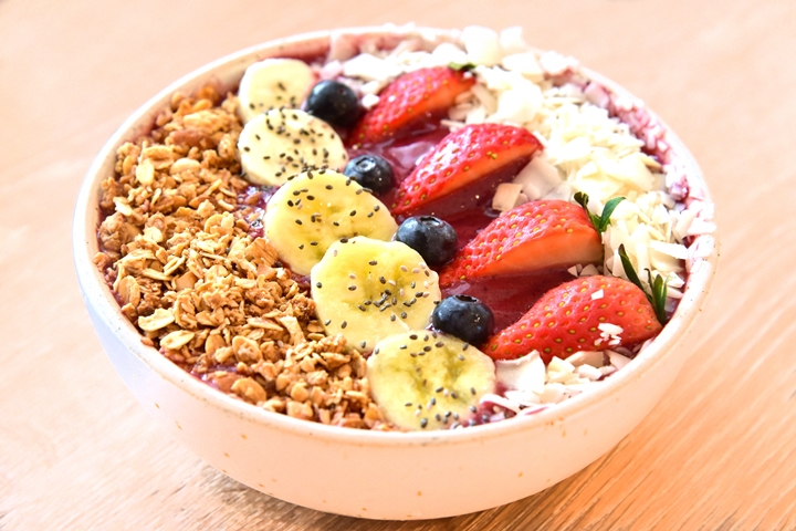Acai Bowl (260++ บาท) มิกซเบอร์รี น้ำแอปเปิ้ลสกัดเย็น กราโนล่า เชีย (1)