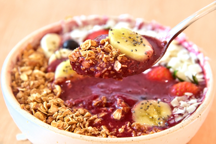 Acai Bowl (260++ บาท) มิกซเบอร์รี น้ำแอปเปิ้ลสกัดเย็น กราโนล่า เชีย (2)