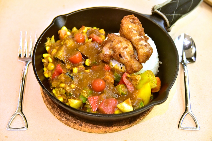 Fully-loaded Vegetable Curry + Chicken (240+ บาท) ผักโครงการหลวง (1)