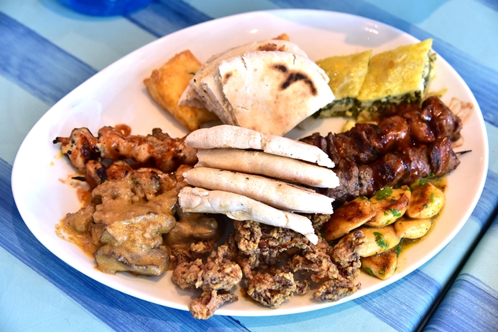 Hot Meze Platter เคบับไก่และเนื้อ ชีสทอด คาลามาริ ตับไก่ผัด Spanakopita แป้งพิต้า