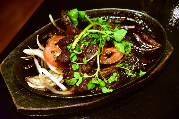 Wok Beef with Black Pepper and Garlic