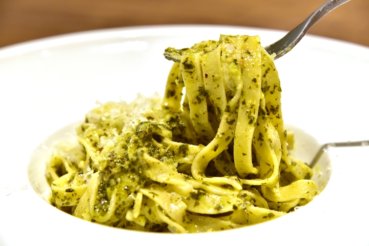 Fettuccini Walnut & Pistachio Pesto (250+ THB) เส้นแฮนด์เมด ชีส Parmigiano Reggiano DOP (2)