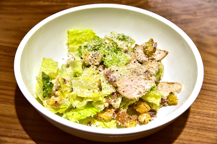 Grilled Chicken Caesar (290+ THB) เบค่อนดรายเคียวร์ ขนมปังกรอบสมุนไพร Parmigiano Reggiano DOP (1)