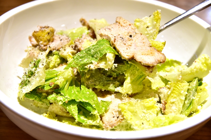 Grilled Chicken Caesar (290+ THB) เบค่อนดรายเคียวร์ ขนมปังกรอบสมุนไพร Parmigiano Reggiano DOP (2)