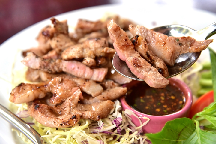 Grilled Pork North Eastern Style (220+ บาท) (2)