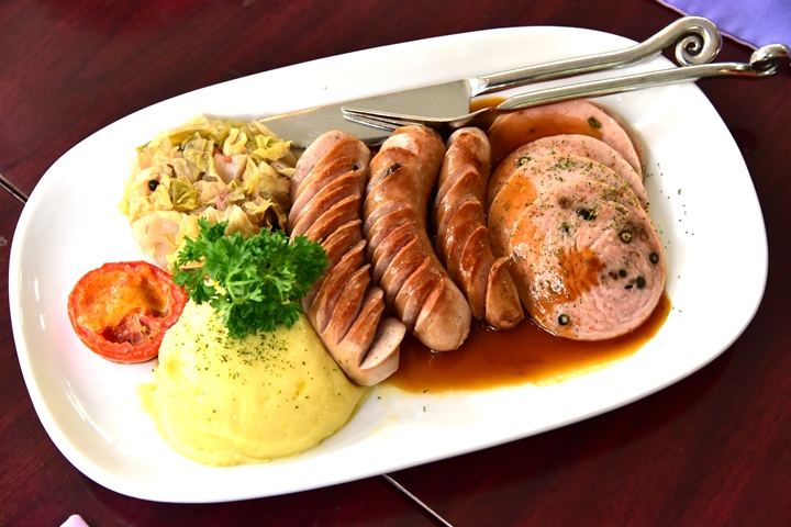 Kwanchitr Mixed Sausages with Sauerkraut and Mashed Potato (380+ บาท) (1)