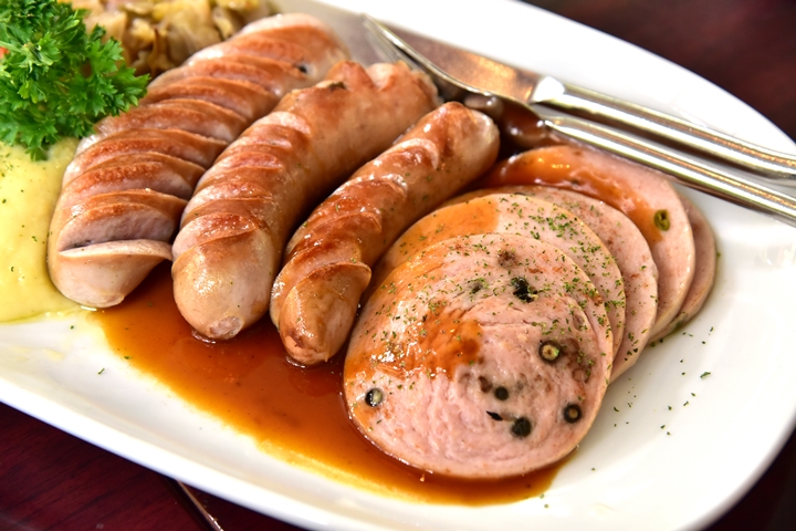 Kwanchitr Mixed Sausages with Sauerkraut and Mashed Potato (380+ บาท) (2)