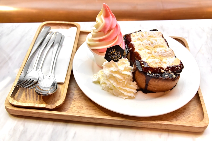 Melted Marshmallow Toast (205 บาท) (1)
