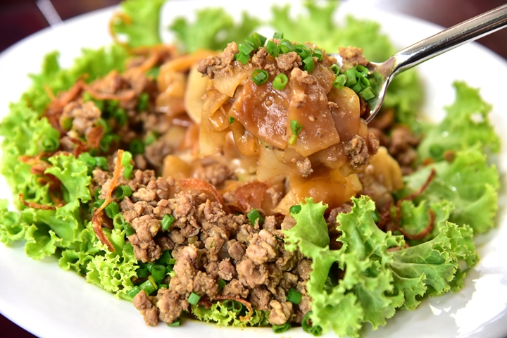 Rice Noodle with Chopped Beef in Gravy Sauce (150+ บาท) (2)