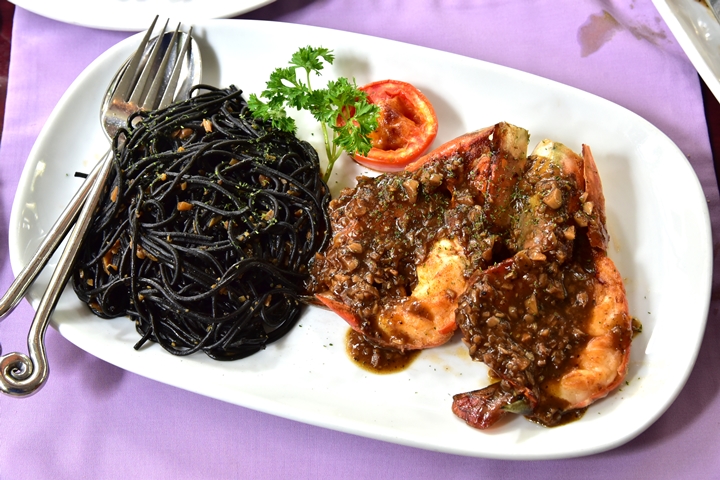 River Prawn with Black Spaghetti in Garlic Sauce (500+ บาท) (1)