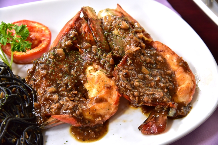 River Prawn with Black Spaghetti in Garlic Sauce (500+ บาท) (2)