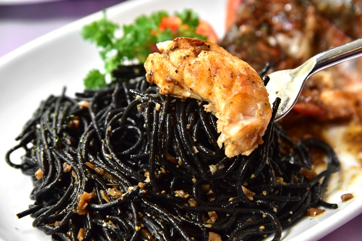 River Prawn with Black Spaghetti in Garlic Sauce (500+ บาท) (3)
