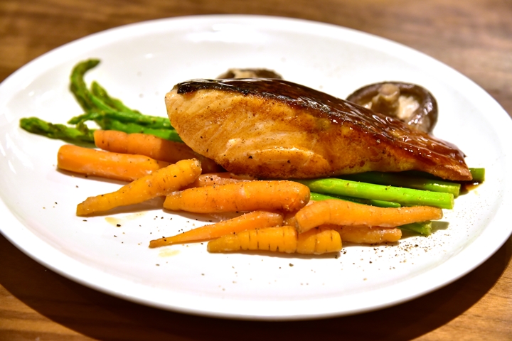 Salmon Teriyaki (325+ THB) แซลม่อนนอร์เวย์ย่างแบบมีเดียมเวลดัน แครรอทแฮร์รูทย่างมิโสะ เห็ดชิตาเกะ (1)