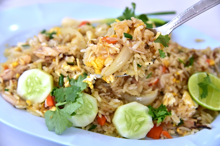 ข้าวผัดปู (70 THB) (2)