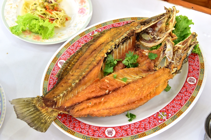 ปลากระพงทอดน้ำปลา (320 THB) (1)