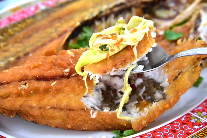 ปลากระพงทอดน้ำปลา (320 THB) (2)