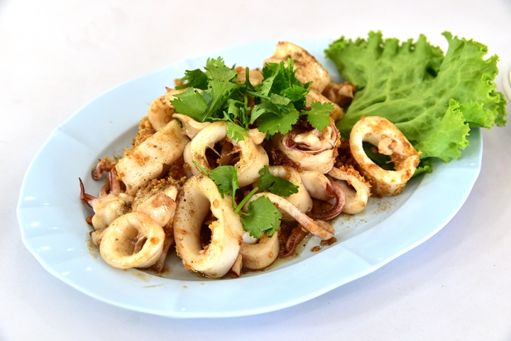 ปลาหมึกทอดกระเทียม (150 THB) (1)