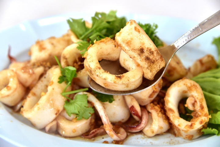 ปลาหมึกทอดกระเทียม (150 THB) (2)