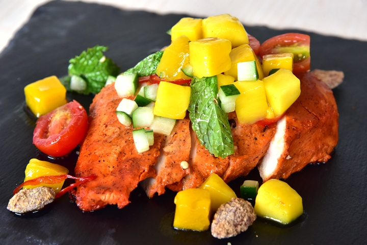 Achiote Chicken (335++ THB) ไก่ย่างขิงและน้ำผึ้ง สลัดมะม่วง คูสคูสแอลอัลมอนด์ (1)