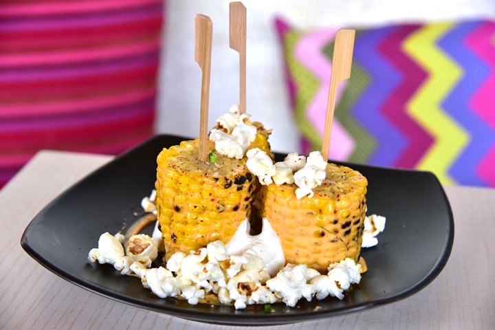 Corn Lollipops (145++ THB) ซอสพริกชิโพเล่และเควโซ่ ป็อปคอร์น (1)