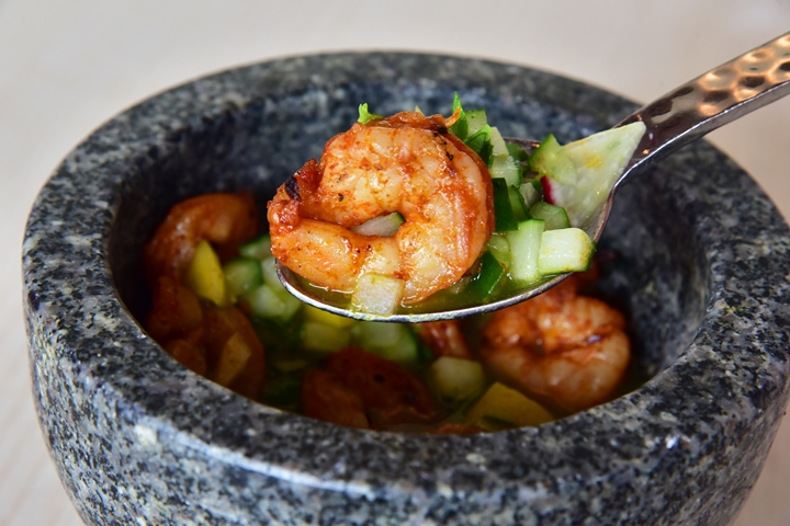 Grilled Shrimp Aguachile (215++ THB) กุ้งย่างรมควัน แตงกวาปรุงรสเปรี้ยวและเผ็ด มะม่วงสุก ผักชี หอมแดง กล้วยทอด (2)