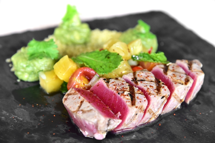 Grilled Tuna (395++ THB) ทูน่าย่างแบบบมีเดียมแรร์ กัวคาโมเล่ คูสคูสและสลัดสับปะรด (1)