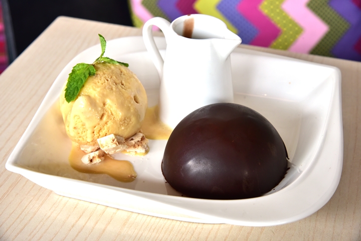 Melted Pinata Flourless Chocolate Cake (265++ THB) เค้กช็อกโกแลต โดม ซอสช็อกโกแลตร้อน ไอศกรีมซอล์ทคาราเมล (1)