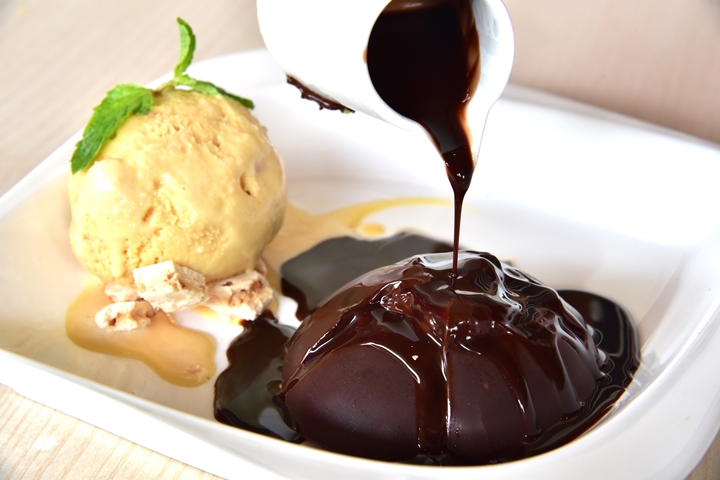 Melted Pinata Flourless Chocolate Cake (265++ THB) เค้กช็อกโกแลต โดม ซอสช็อกโกแลตร้อน ไอศกรีมซอล์ทคาราเมล (2)