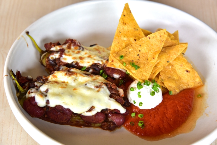 Roasted Whole Chili (215++ THB) พริกสอดไส้ถั่วและไส้กรอกโชริโซ่หน้ามอสซาเรลล่าชีส ซอสมะเขือเทศ (1)