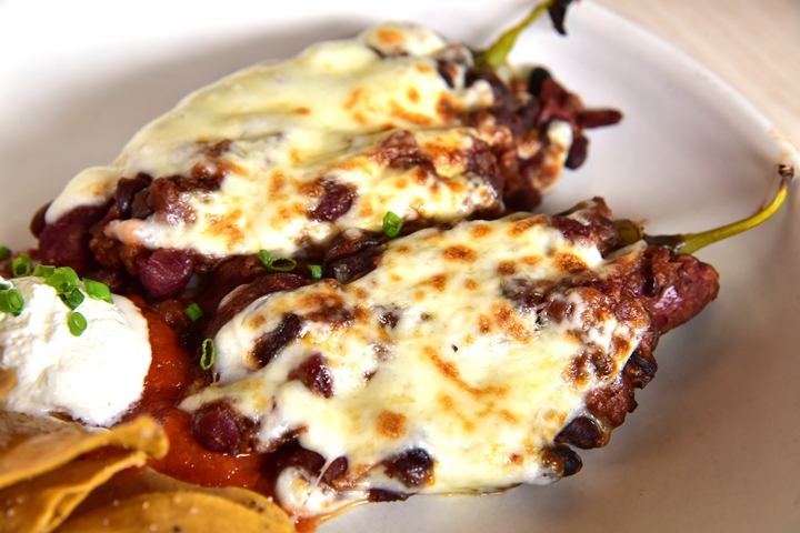 Roasted Whole Chili (215++ THB) พริกสอดไส้ถั่วและไส้กรอกโชริโซ่หน้ามอสซาเรลล่าชีส ซอสมะเขือเทศ (2)