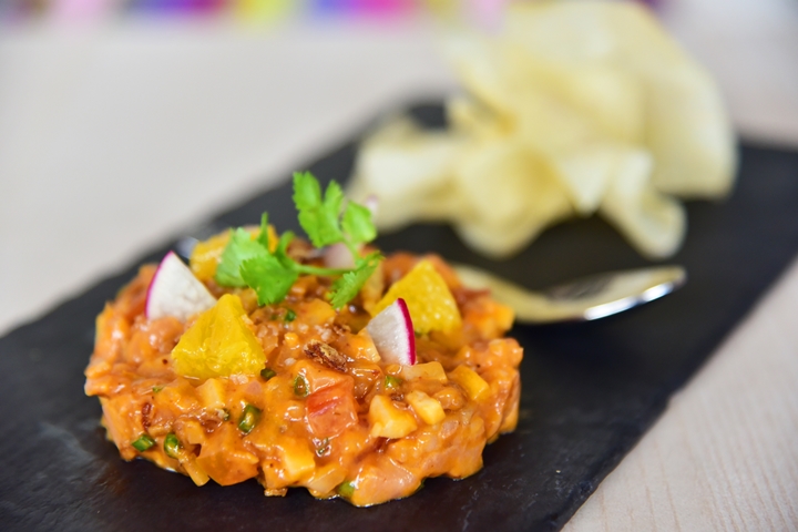 Salmon Tartare (245++ THB) ผักชี พริกสด ส้ม มะนาว เผือกทอด (1)