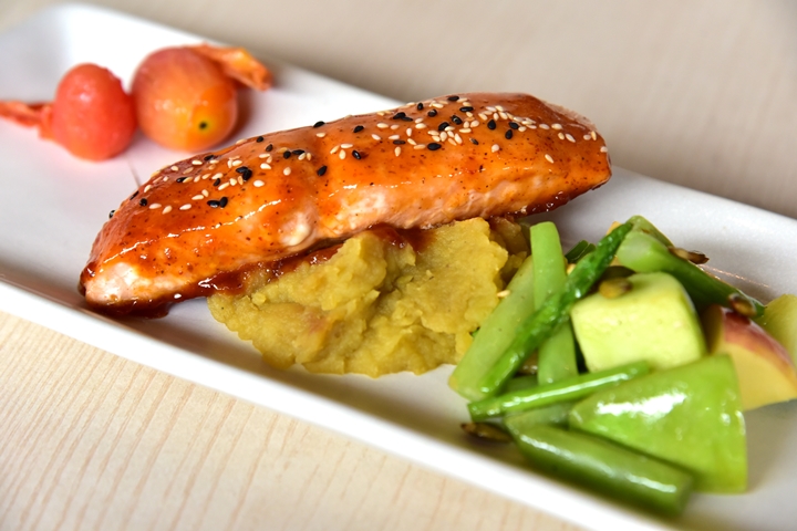 Strawberry Chipotle Salmon (375++ THB) สเต็กแซลม่อนเนื้อนุ่มราดซอสสตรอเบอร์รีและพริกชิโพเล่ (1)