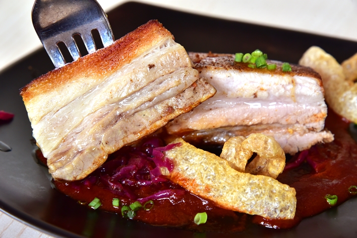 Twice Cooked Pork Belly (275++ THB) กะหล่ำปลีม่วง แคบหมู (2)