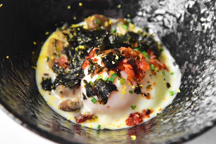 62C Onsen Egg ไข่ออนเซนซูวีร์เนื้อไข่เยิ้มๆเป็นเจลลี่เสิร์ฟคู่กับเบค่อน เห็ดชิตาเกะและสาหร่าย