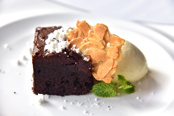Belgian Couverture Chocolate Brownie บราวนี่ช็อกโกแลตรสเข้มข้นเสิร์ฟคู่กับอัลมอนด์อบกรอบและไอศกรีม