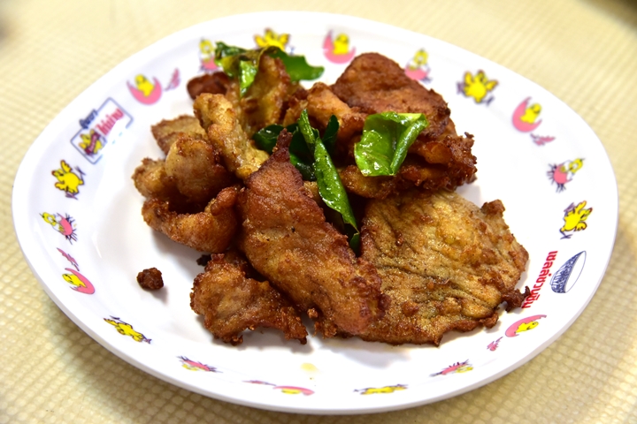 changmai-style-fried-pork-80-thb-%e0%b8%ab%e0%b8%a1%e0%b8%b9%e0%b8%97%e0%b8%ad%e0%b8%94%e0%b9%80%e0%b8%8a%e0%b8%b5%e0%b8%a2%e0%b8%87%e0%b9%83%e0%b8%ab%e0%b8%a1%e0%b9%88