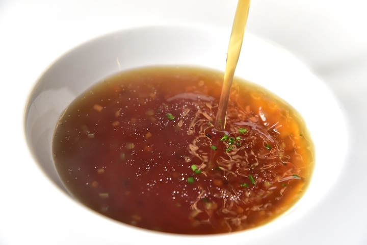 Consomme Clear Soup ซุปใสรสเข้มข้นปรุงจากน้ำสต็อกเป็ดและผัก