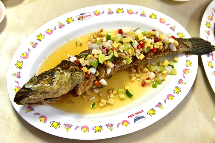 deep-fried-serpent-head-fish-with-fresh-herbs-290-thb-%e0%b8%9b%e0%b8%a5%e0%b8%b2%e0%b8%8a%e0%b9%88%e0%b8%ad%e0%b8%99%e0%b8%a3%e0%b8%b4%e0%b8%a1%e0%b8%aa%e0%b8%a7%e0%b8%99