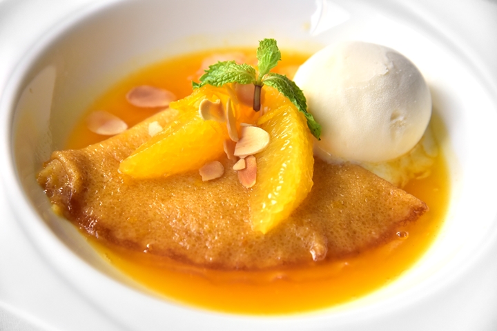 French Crepe Suzette เครปเนื้อนุ่มในซอสส้มเสิร์ฟคู่กับไอศกรีมวานิลลา