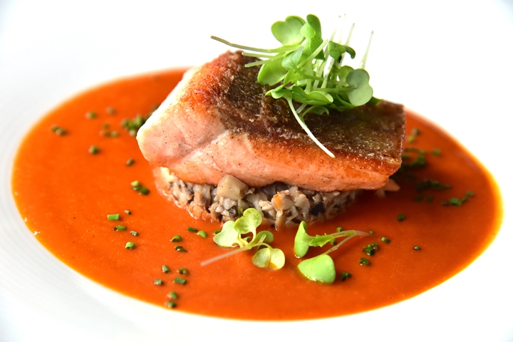 King Salmon แซลม่อนฟิลเลท์ย่างหนังกรอบเสิร์ฟคู่กับเห็ด Duxelle และซอสโพโมโดโร่