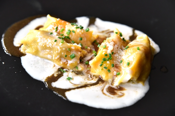 Mc'N Cheese ราวิโอลี่สอดไส้ชีสและเนื้อไก่บด เติมความหอมด้วยทรัฟเฟิลซอส