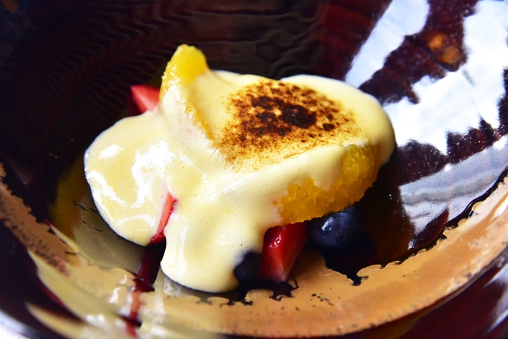 Sabayon Aux Fruits Gratine ผลไม้สดราดด้วยซอส Sabayon ที่เป็นคล้ายๆซอสคัสตาร์ดข้นๆหวานๆหอมกลิ่นไข่